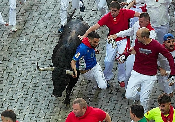 Fuente Ymbro vuela en el primer encierro de San Fermín