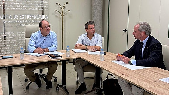 Fedexcaza mantiene su primera reunión institucional con el nuevo consejero de Agricultura de Extremadura