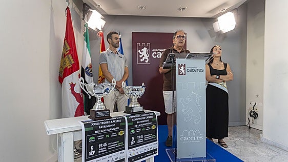 El Cáceres inmortaliza a Chipi en su trofeo