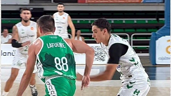 El Cáceres exige al Córdoba y honra a Chipi