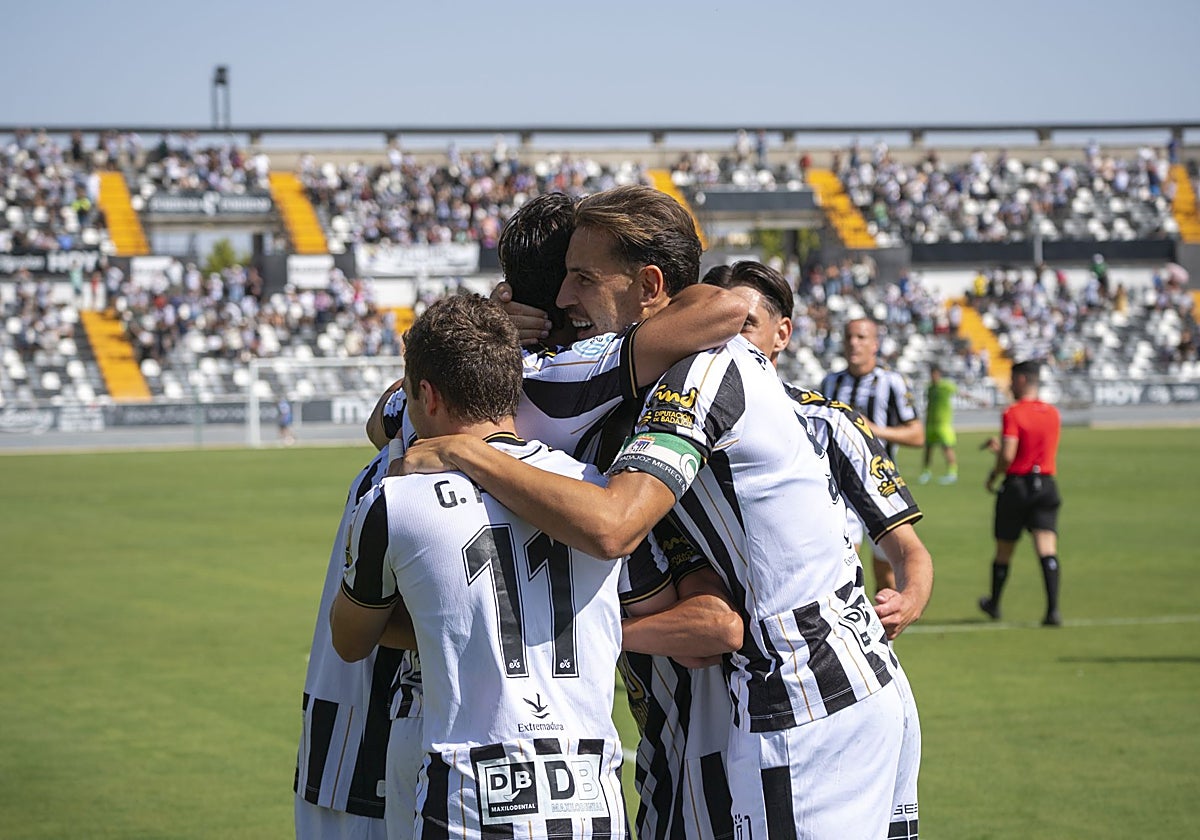 Los jugadores del Badajoz celebran uno de los goles en la victoria en el Nuevo Vivero frente al Tenerife B.