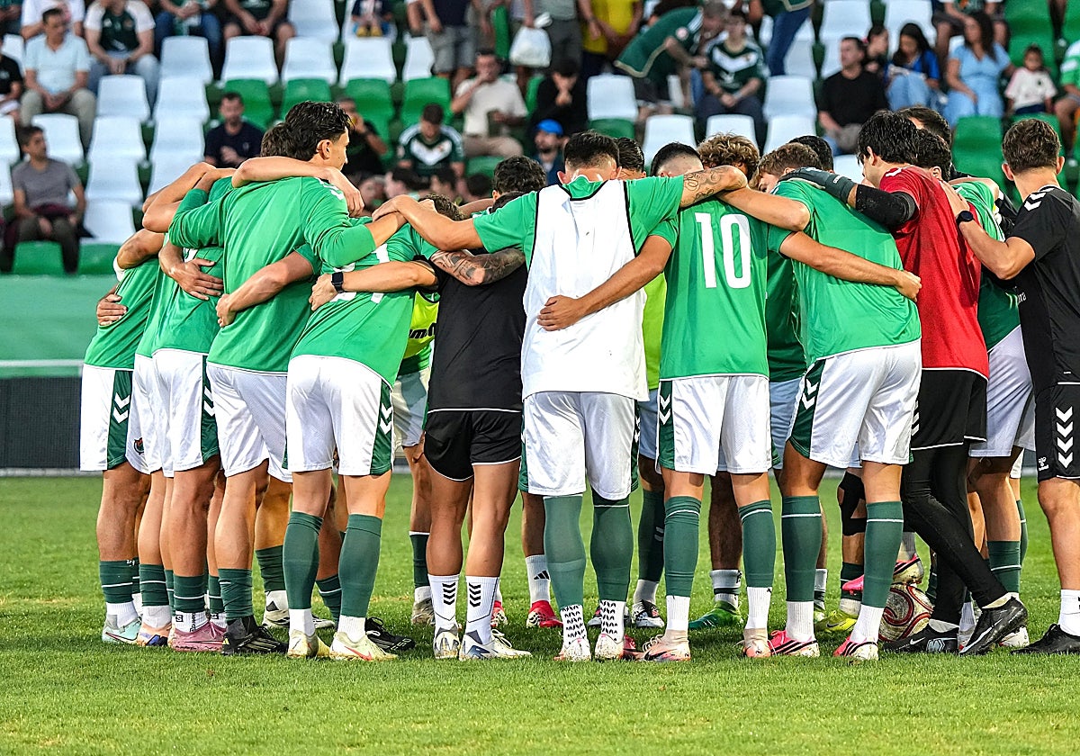 La plantilla del Cacereño momentos antes del inicio de uno de los partidos de esta temporada.