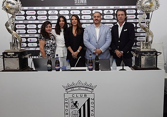 Primer Consejo de Administración del Badajoz en 2024 formado por Alma Delia Rodríguez, Maria Bernabé, Alejandra Oliver, Javier Peña y Colate Vallejo-Nágera.