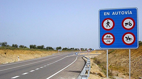 Los ciclistas mayores de 14 años pueden circular por las autovías, salvo señal que lo prohíba