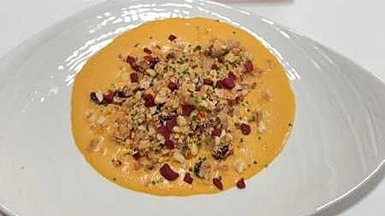 Receta de migas con cerezas del Jerte y espuma de pimentón