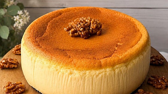 Tarta de queso al baño María: la receta más cremosa, fácil y sin grietas