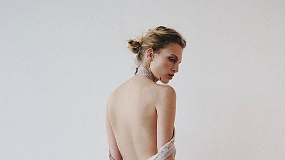 El fin del vestido de invitada tradicional: cinco hallazgos de Zara con espaldas descubiertas y bordados que triunfan entre las invitadas de otoño