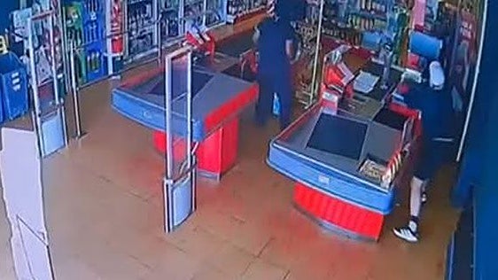 Roban dos cajas registradoras y una de caudales en un supermercado de Alconchel en solo unos minutos