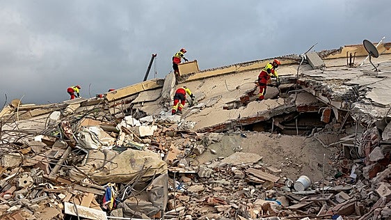 Los bomberos extremeños en Venezuela: «No perdemos la esperanza de encontrar a personas con vida»