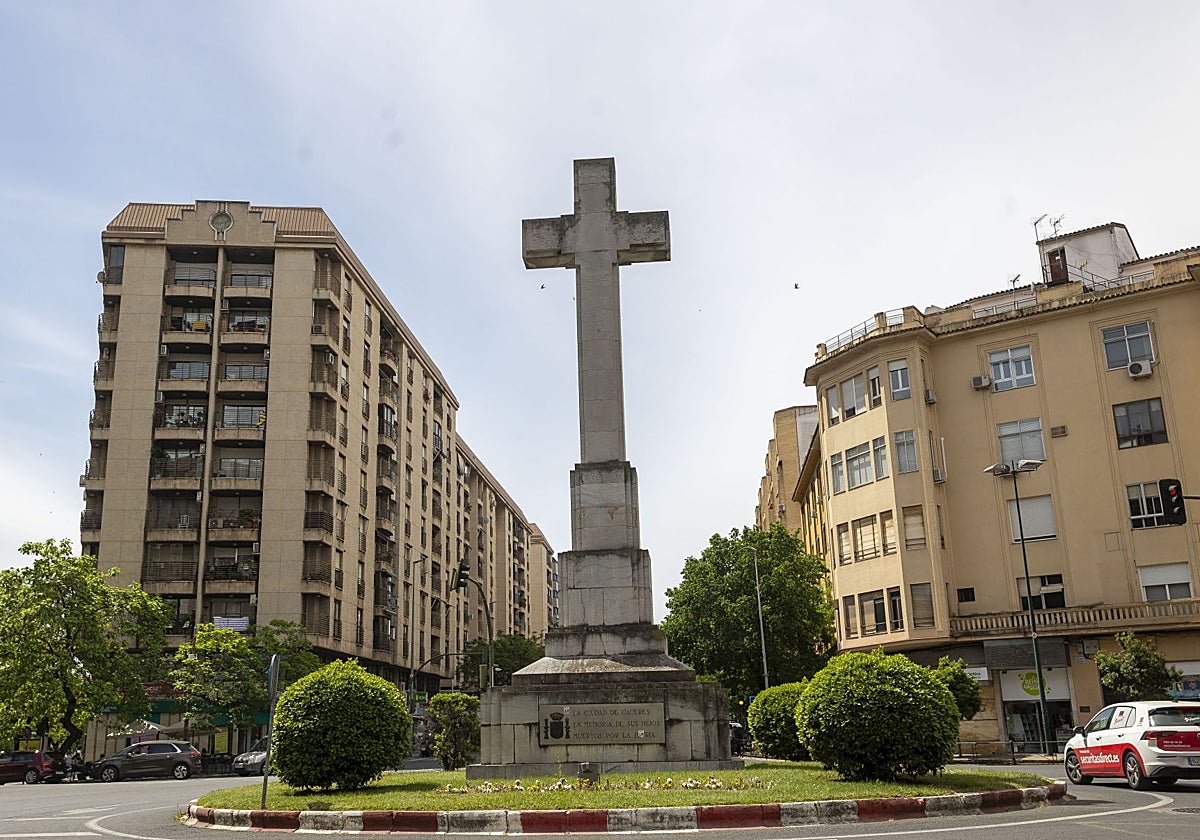 La Cruz de los Caídos está situada en la plaza de América de Cáceres.