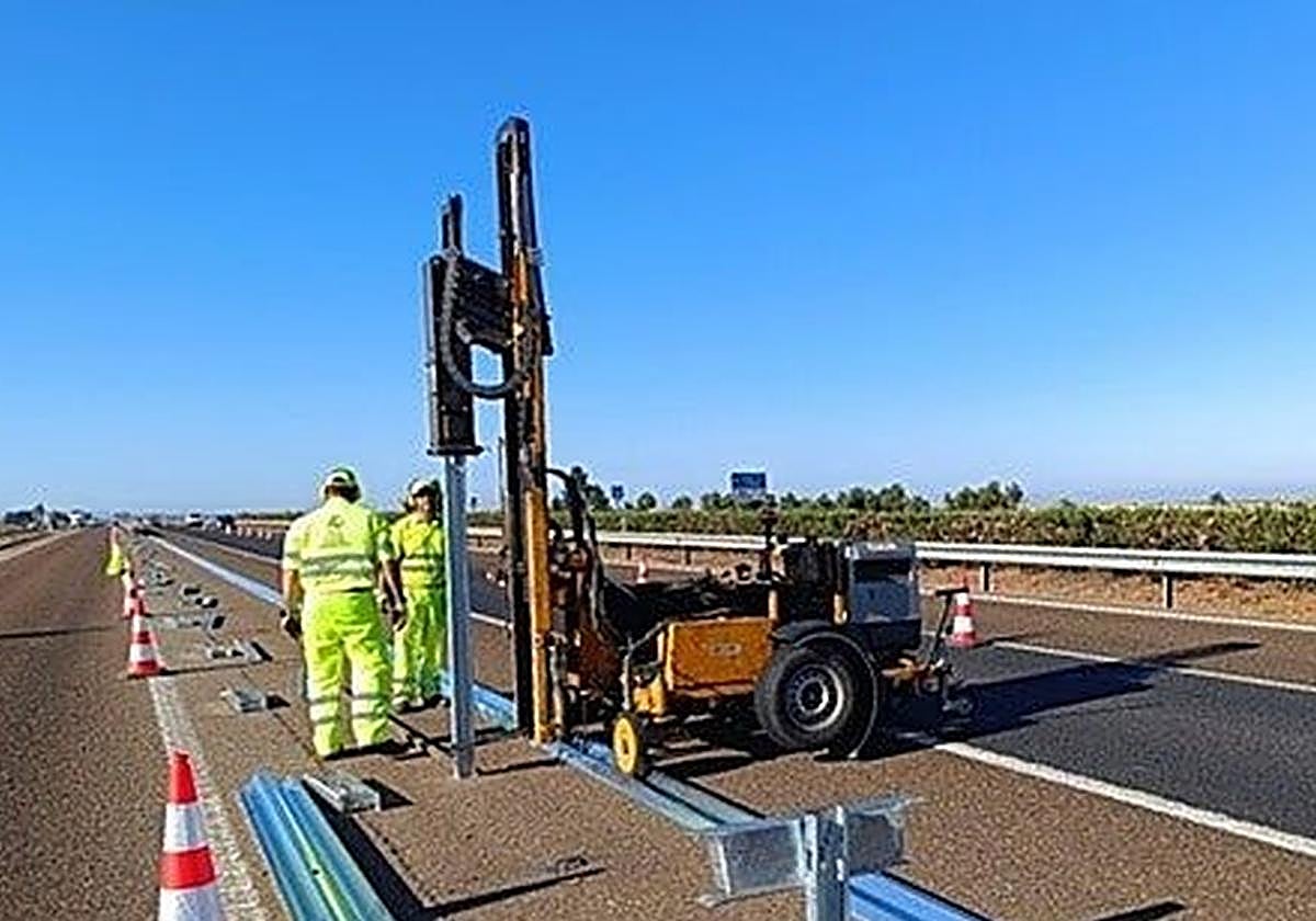 Imagen de trabajos con maquinaria en autovías.