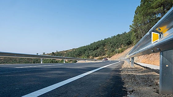Reabre la carretera entre Logrosán y Berzocana tras reparar el gran socavón que engulló un vehículo