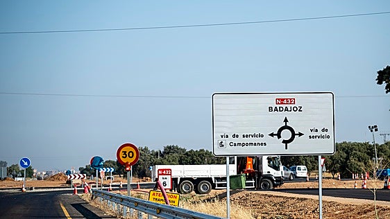 Los vecinos en las márgenes de la carretera de Sevilla piden las cédulas de habitabilidad