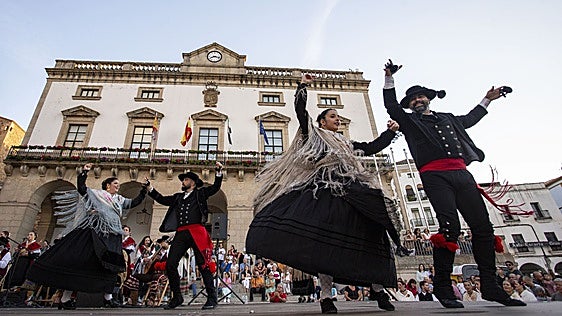 El folclore y el patrimonio se citan en la Plaza Mayor de Cáceres este fin de semana