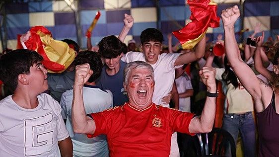 Fotos | Badajoz celebra los goles de Oyarzabal y el paisano Pedro Porro