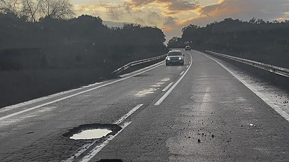 El arreglo de la carretera entre Burguillos y Jerez se retrasa y empezará con la llegada de la época de lluvias