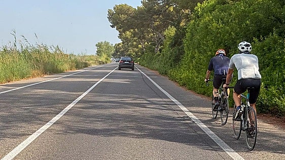 Tres ciclistas heridos en una caída múltiple en la EX-355, entre Zorita y Madrigalejo