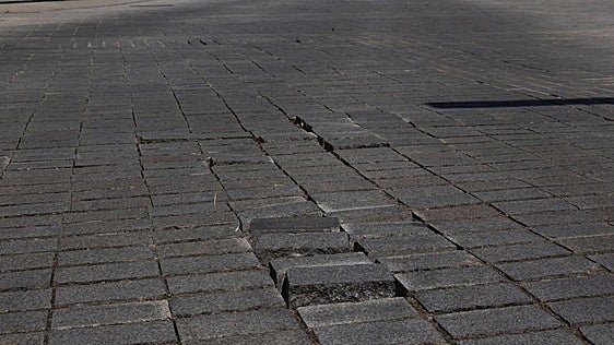 Adoquines levantados complican el tráfico por la avenida del complejo del Tercer Milenio y la Comisaría