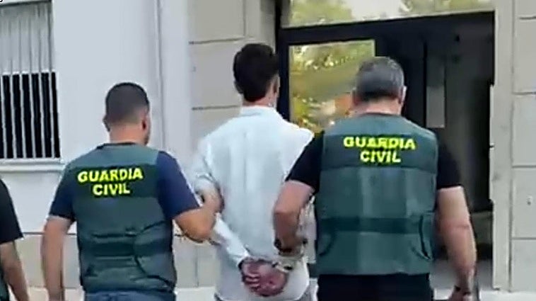 Detenido en la provincia de Badajoz un extrabajador de una multinacional editorial por estafar 60.000 euros a antiguos clientes