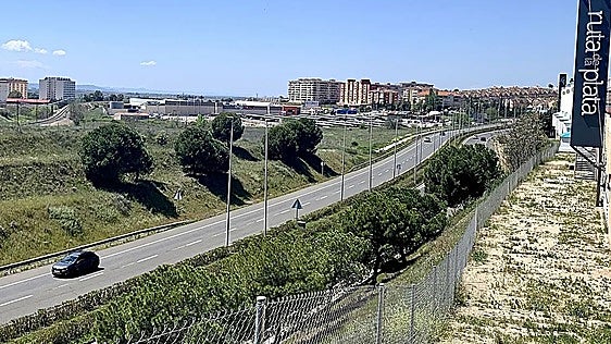 La cesión de un tramo urbano de la N-630 desbloquea el parque de medianas superficies junto a Carrefour