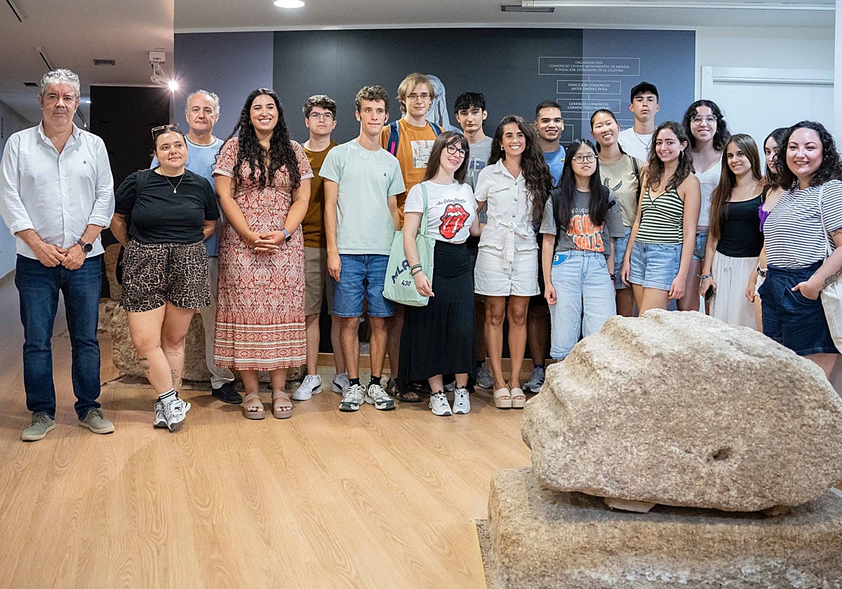 Mérida recibe a los jóvenes que participan en su sexto campo de voluntariado con el patrimonio como enganche