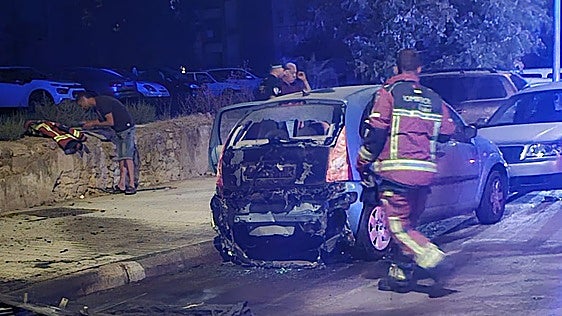 Los bomberos de Badajoz intervienen de madrugada por coches quemados en San Fernando y Las 800