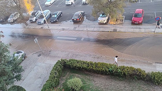 El reventón de una tubería en Badajoz anega varias calles de San Fernando