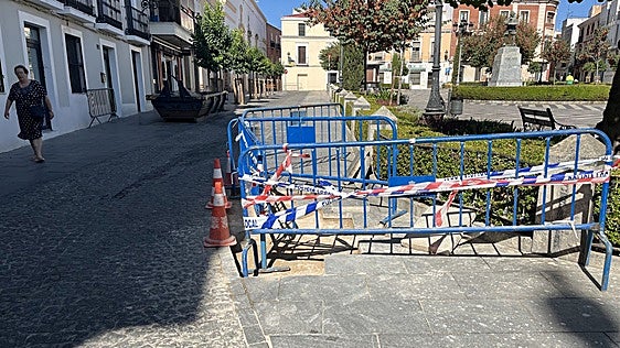 El Ayuntamiento de Badajoz repara el acerado de San Andrés cuatro meses después de hacerlo por última vez