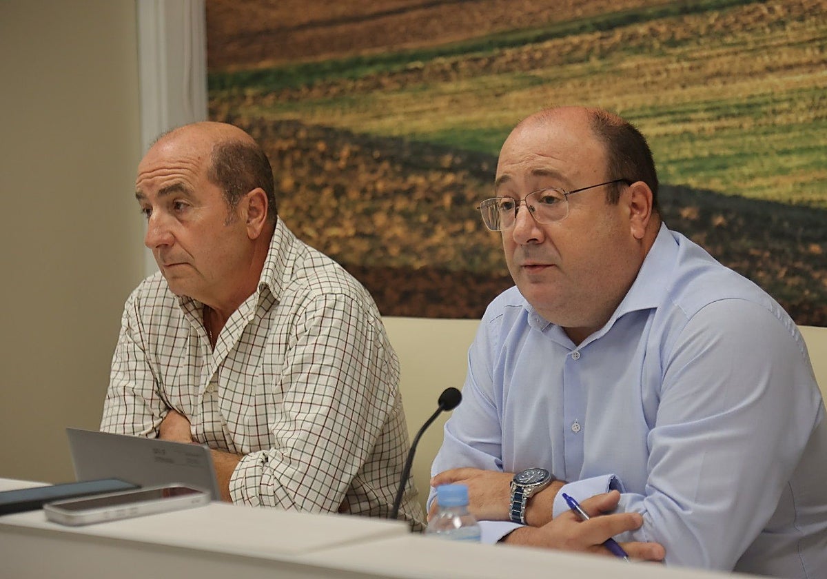 Julio Antonio Rojas, director general de Agricultura Ganadería, y el consejero de Agricultura, Juan José García, esta mañana, en la Consejería.