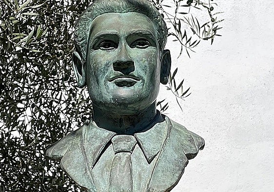 Homenaje a Francisco Granado en Valencia del Ventoso con una ofrenda ante el busto instalado en el patio de su casa