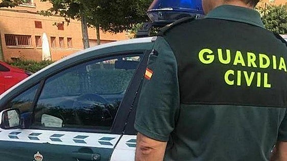 Atienden a un hombre por llevar un arma de fuego y amenazar a varios vecinos en La Vera