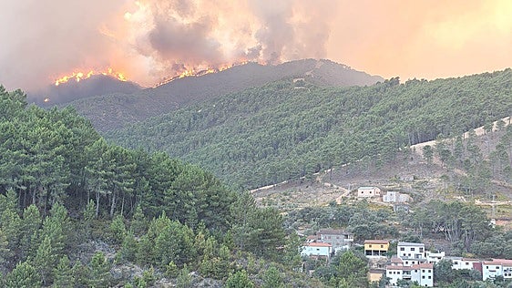 El Infocaex sube a nivel 2 por el incendio en Las Hurdes y se elevan a más de 700 las personas evacuadas de diez alquerías