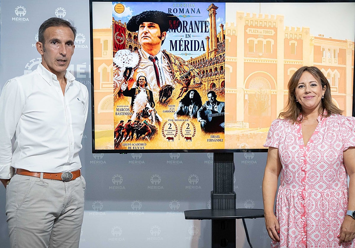 José Luis Pereda, empresario de la plaza de toros de Mérida, y Ana Aragoneses, delegada de Festejos, esta mañana.
