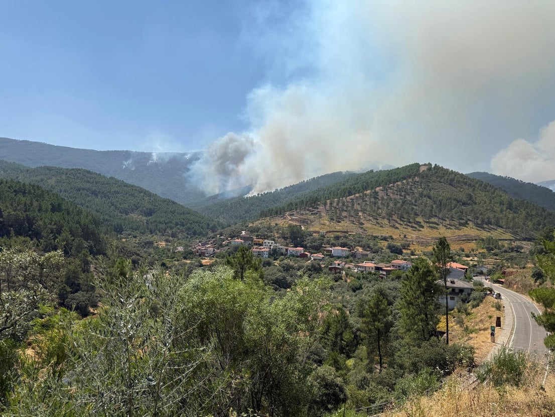 Imágenes de este miércoles del incendio en Las Hurdes