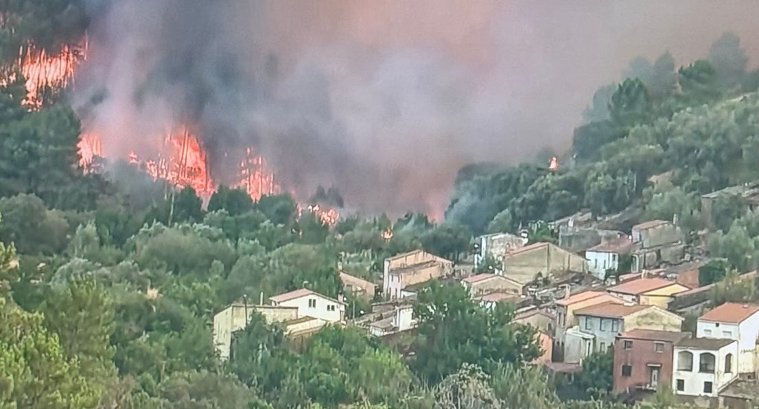 Efectivos trabajando entre las 19 y las 20 horas de este miércoles, con el fuego muy próximo al pueblo de Cerezal.