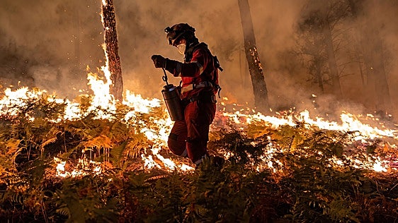 La evolución del incendio de Las Hurdes impide a los evacuados regresar a sus casas