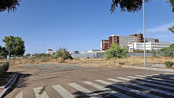 El Hospital Universitario de Badajoz continúa sin un acceso al parking desde la avenida de Elvas