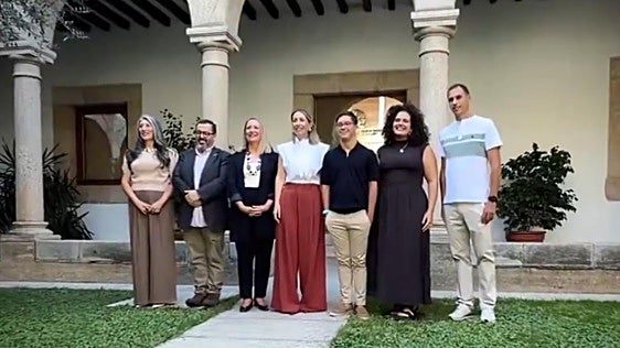 María Guardiola desayuna con las Medallas de Extremadura: «Son ejemplo de todo lo que esta región es capaz de hacer»