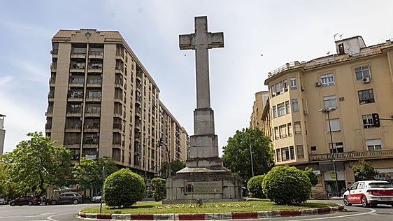 La Cruz de los Caídos de Cáceres sigue en pie 20 días después del plazo y sin multas al Ayuntamiento