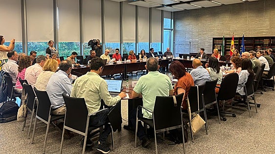 La Junta le dice a los sindicatos que mantiene «intacta» su voluntad de negociar la equiparación salarial