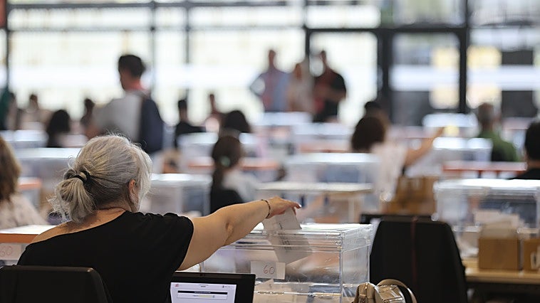 La 'ley de nietos' agita el censo exterior en la región tras sumar casi 3.000 votantes en tres años