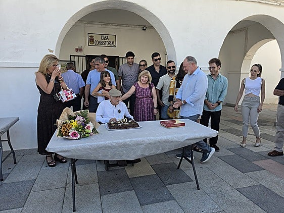 El pueblo de Reina rinde homenaje a su vecino más longevo: «Un siglo de vida»