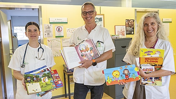 Pediatras de Badajoz plantan cara a los móviles con una biblioteca en el centro de salud