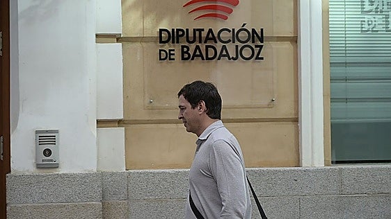 La Diputación de Badajoz no reclamará las nóminas de David Sánchez y Luis Carrero