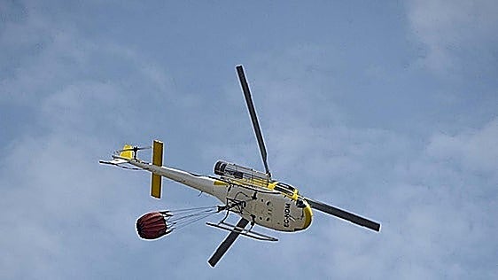 Cuatro medios aéreos trabajan en un incendio forestal declarado en Calzadilla (Cáceres)