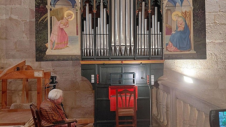 Montserrat Torrent vuelve a hacer sonar el histórico órgano del siglo XVI de Garrovilla