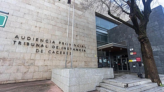 Condenada una funcionaria por amenazar a una directiva de la Diputación de Cáceres: «Bebe, que vas a morir envenenada»