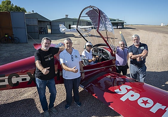 Enrique López, Cayetano Barneto, Manuel Monago, Manuel Molla (mecánico de aviación) y Vicente Madrigal, pilotos del Real Aeroclub de Badajoz.