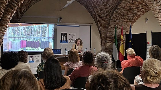 Proyecto Extremadura acerca a Cáceres el valor de los textiles y las tintas naturales de la mano de Elena Goded