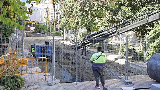 El Ayuntamiento calcula que a la obra del colector de la avenida de Huelva le quedan tres semanas